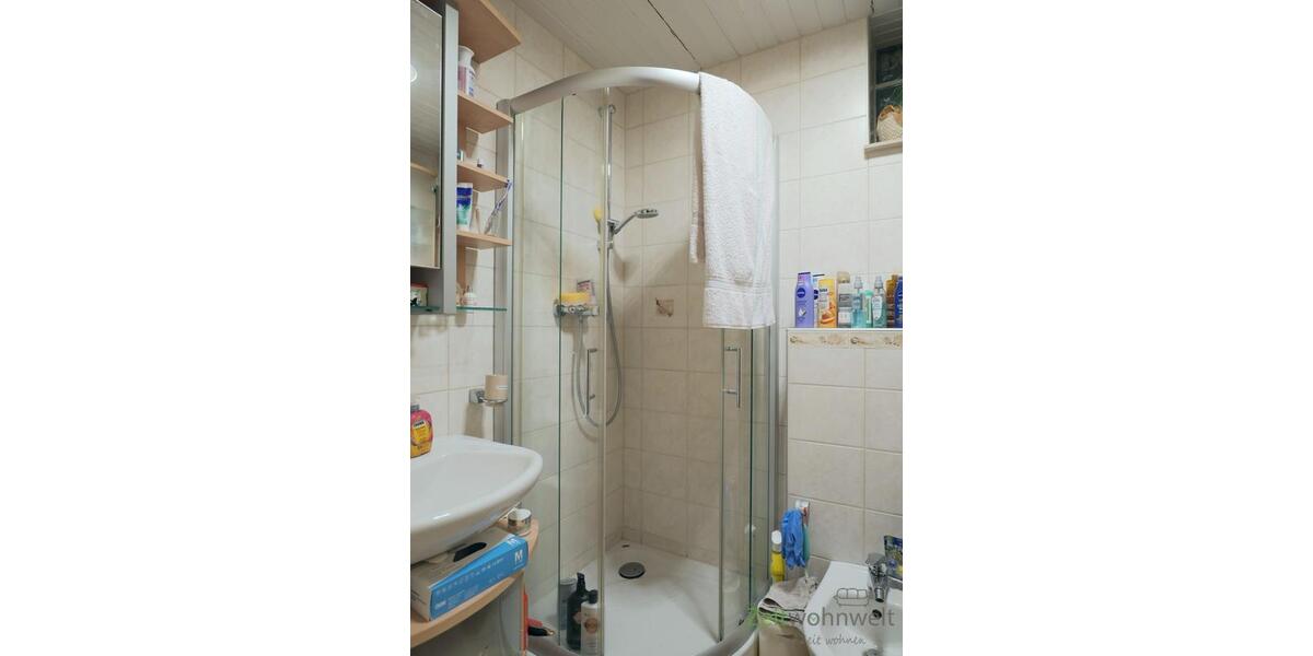 Dusche und Bidet im Bad