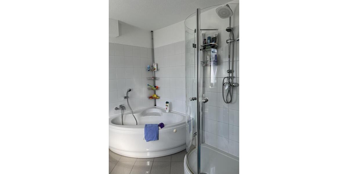 Bad mit Badewanne und Dusche