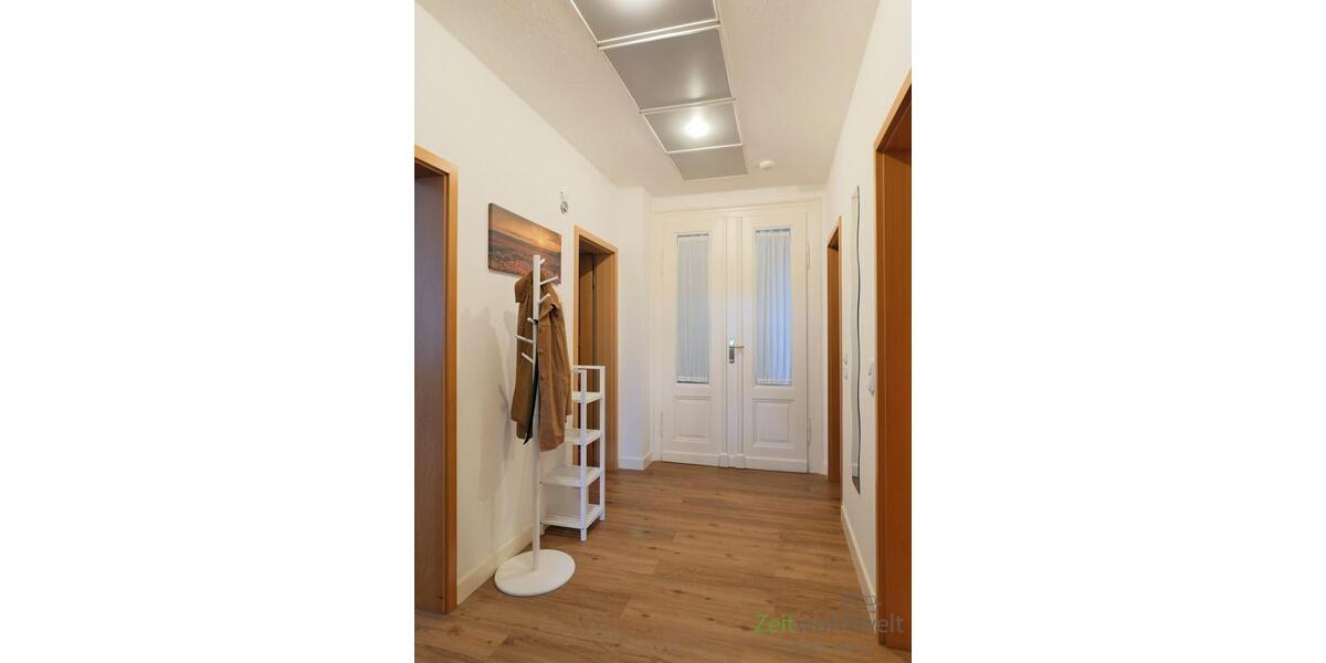 Wohnungsflur mit Garderobe