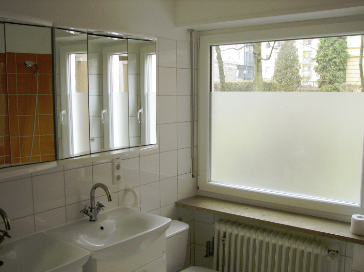 Großzügiges und helles Badezimmer mit Fenster