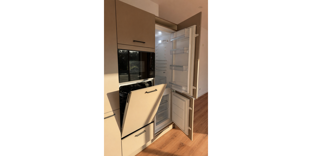 Offener, heller Bereich fuer Kueche, Esszimmer und