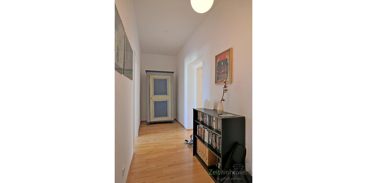 Wohnungsflur mit Garderobe