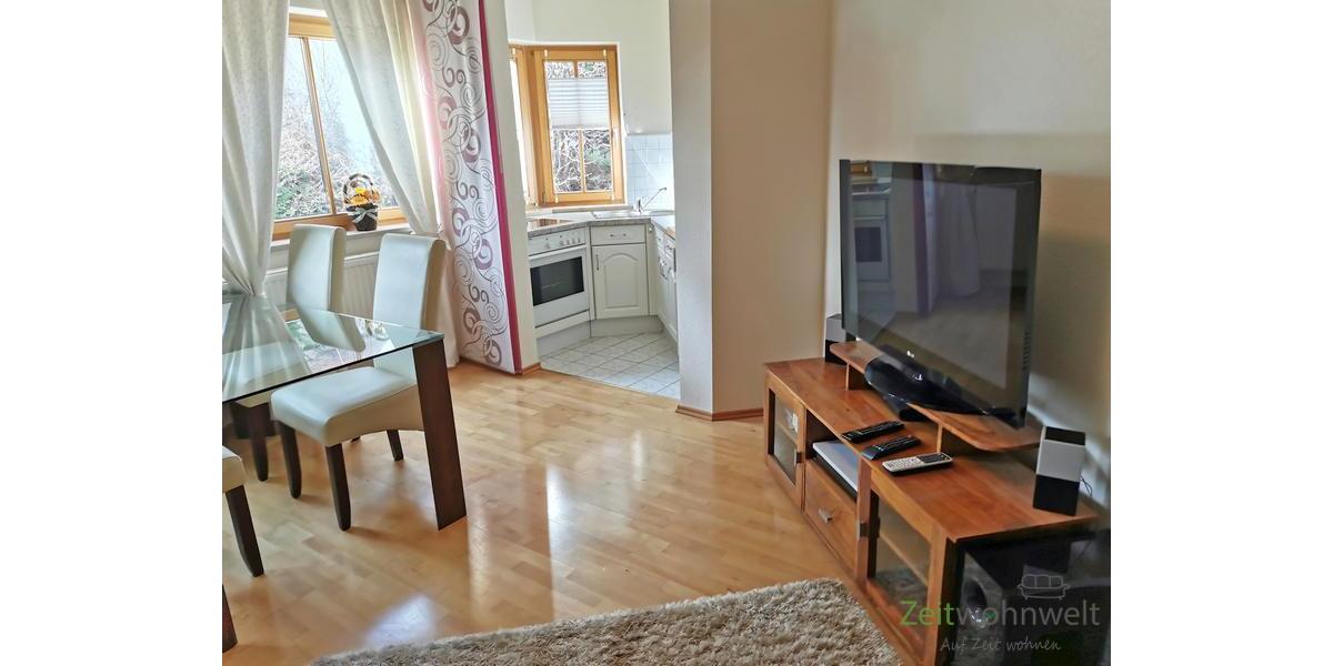 Blick zu Küche und TV
