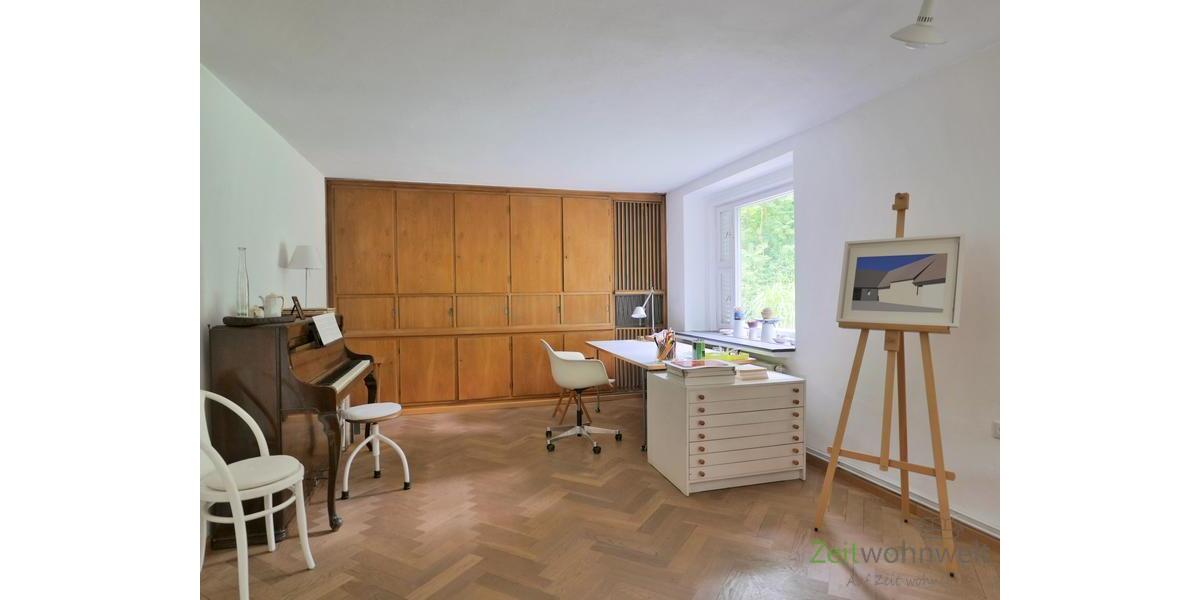 Arbeitstisch und Klavier