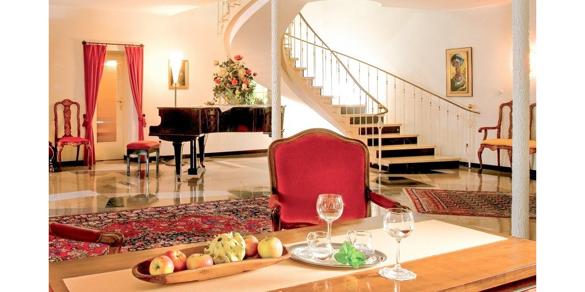 Eingangsbereich / Foyer des Hauptgebäudes Nr. 22
