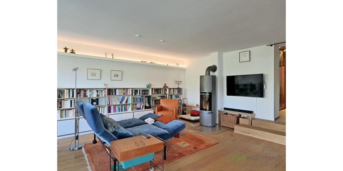 Sofa, Kamin und Wand-TV