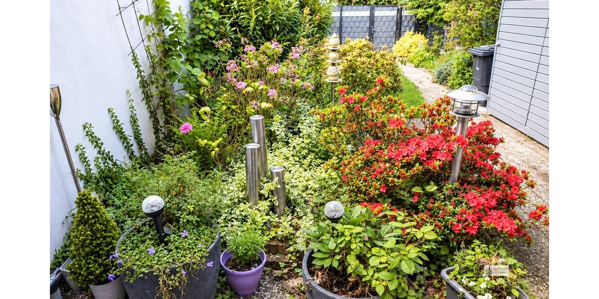 14 Hübsch angelegter Garten mit Wasserspiel und Leuchtsystemen