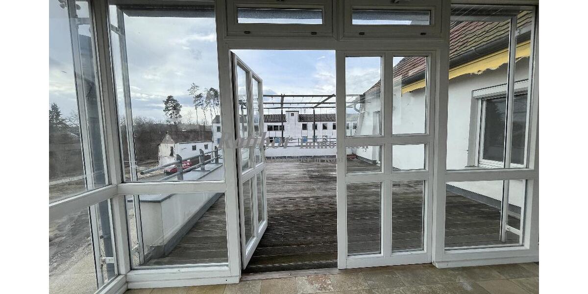 Blick vom Wintergarten zur Dachterrasse