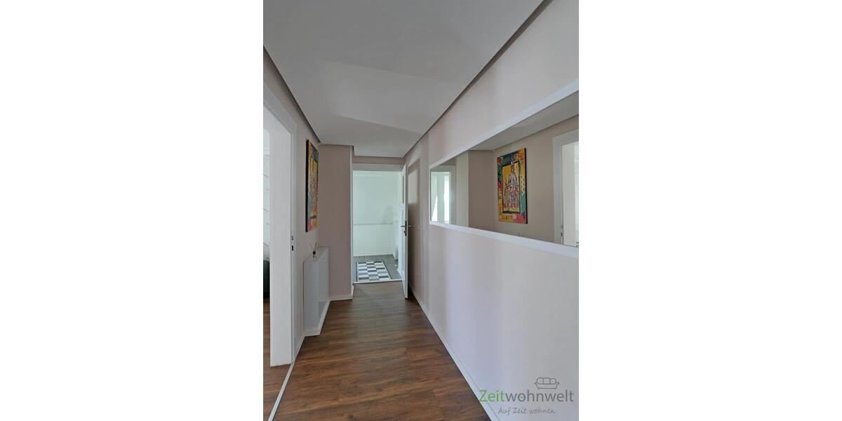 Wohnungsflur mit Spiegel