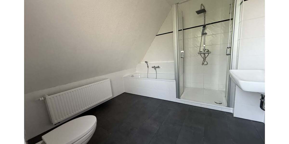 Bad mit Dusche und Wanne