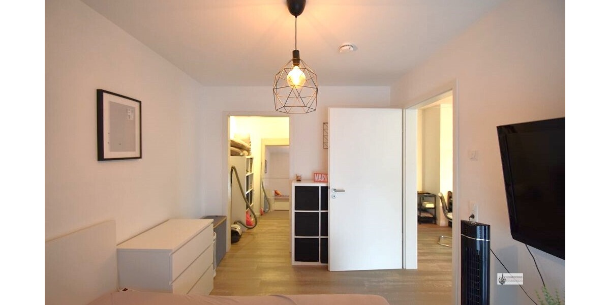 Schlafzimmer mit Blick zum Ankleidezimmer