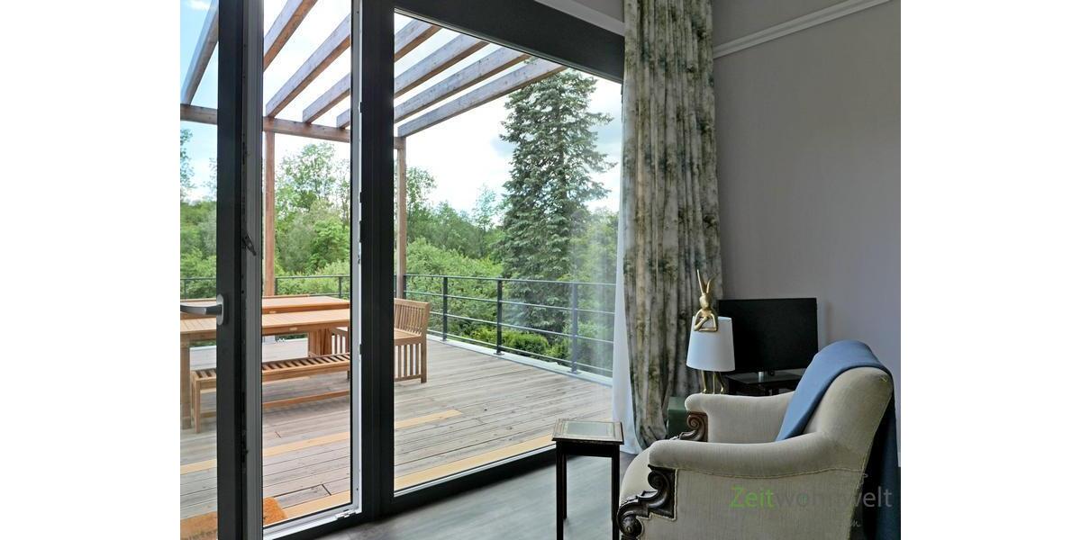 Sessel am Balkonfenster