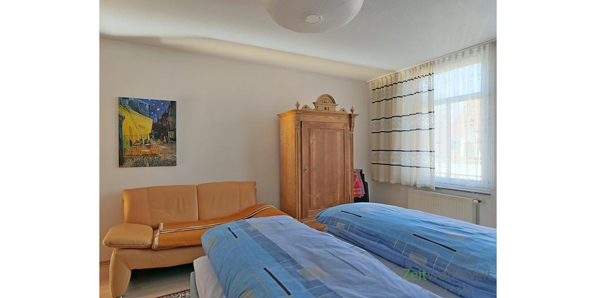 Kleiderschrank und Sofa