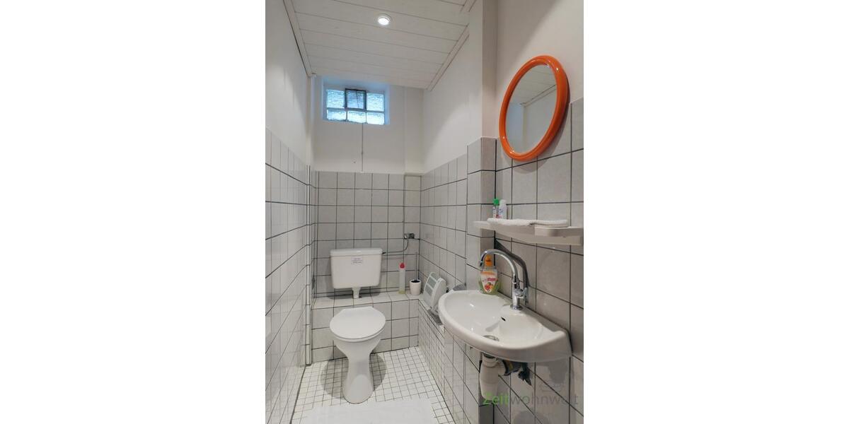 separates WC