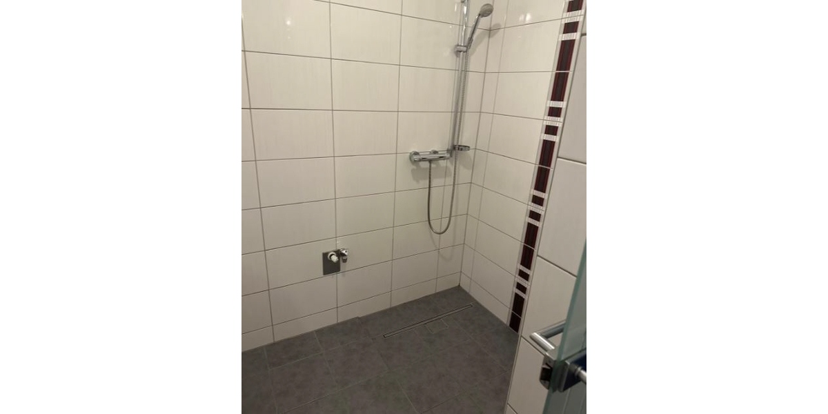 Badezimmer mit Dusche und Waschmaschinenanschluss