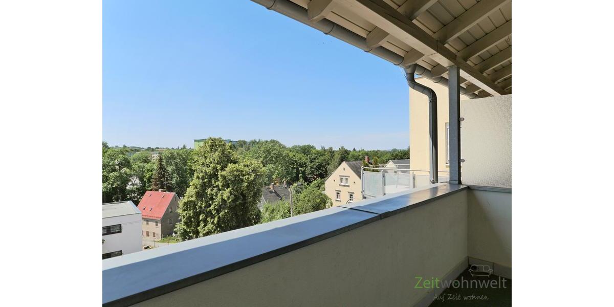 großer überdachter Balkon