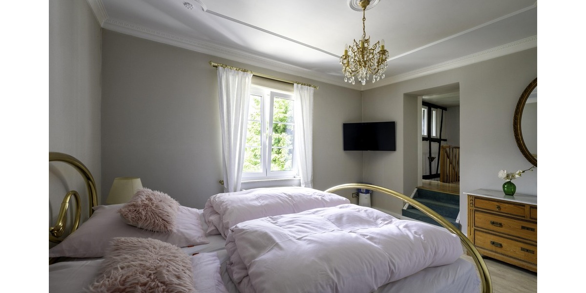 Schlafzimmer mit Stuckdecke