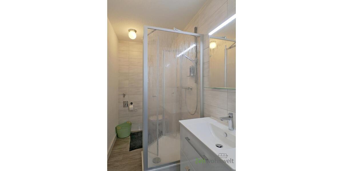modernes Bad mit Dusche