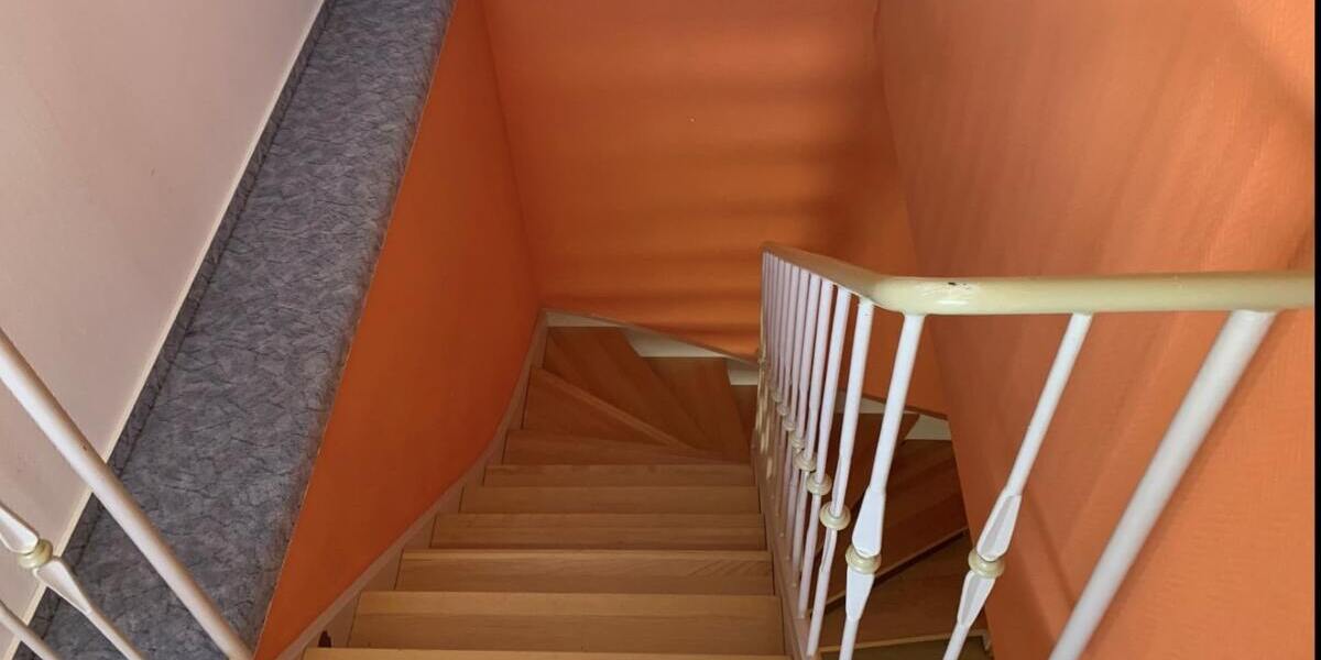Treppe zum DG Hinterhaus WE rechts