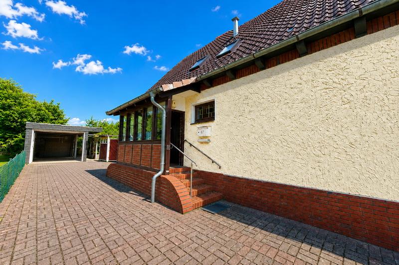 Auffahrt zum Carport mit Eingangsbereich