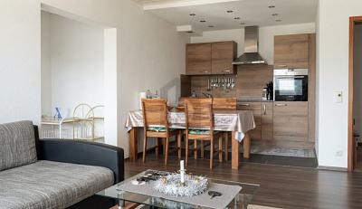 DREI BALKONE, BESTE LAGE : WERTVOLLES WOHNGLÜCK - Erdgeschoßwohnung Schonach im Schwarzwald | Angebot:27044441