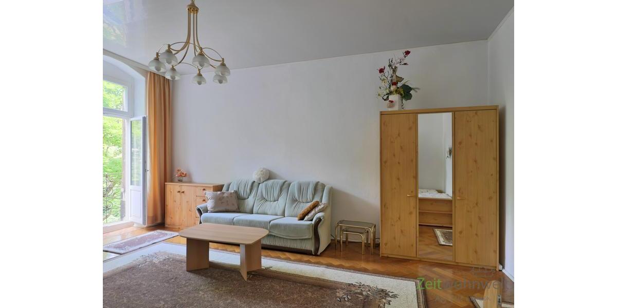 Sofa und Kleiderschrank