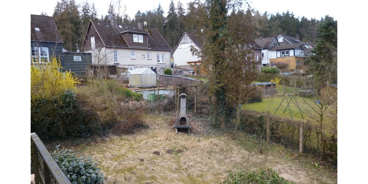 Blick von Balkon auf Gartenbereich
