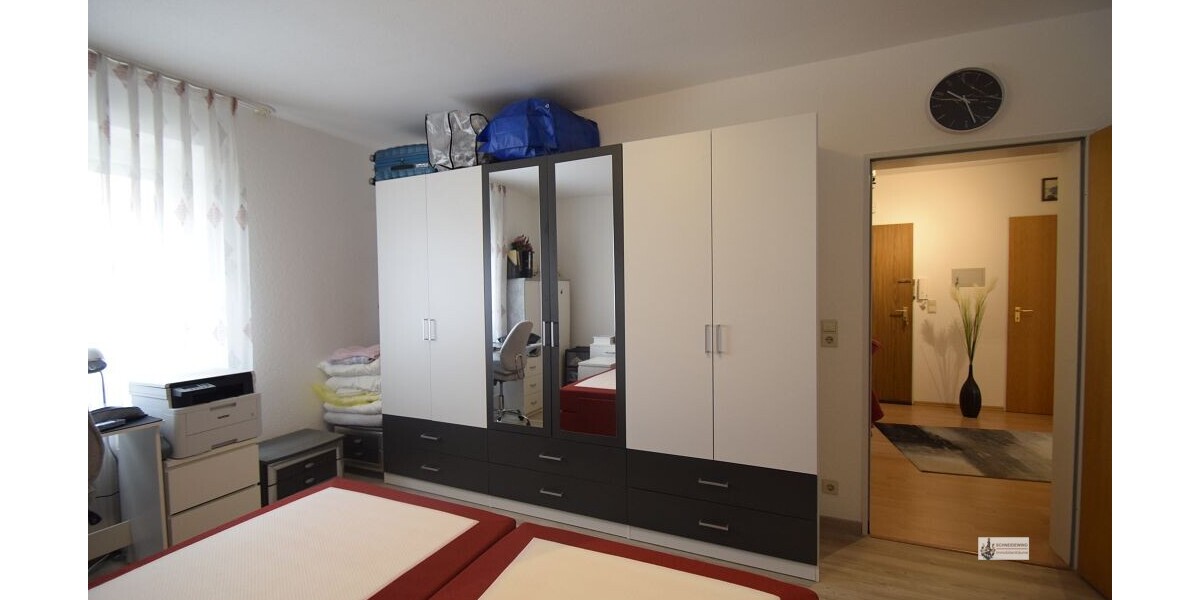Großer Schrank im Schlafzimmer