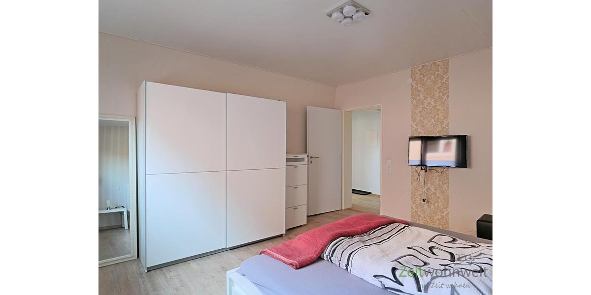 Spiegel und Kleiderschrank