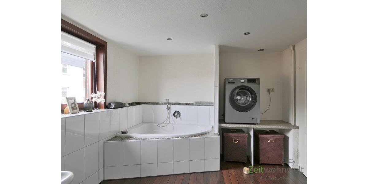 Waschmaschine und kleine Wanne