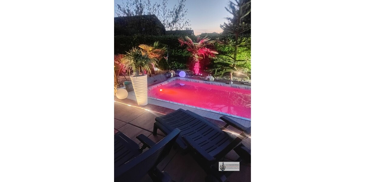 Pool mit stimmungsvoller Beleuchtung