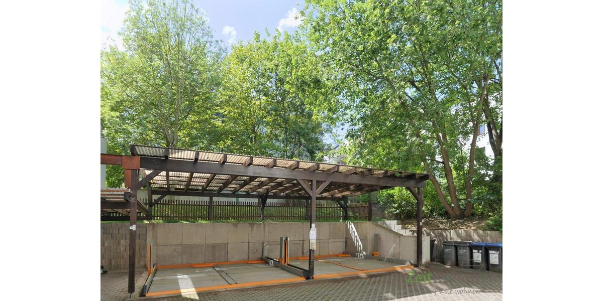 Carport im Innenhof