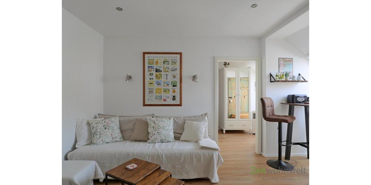Blick zu Sofa und Schlafzimmer