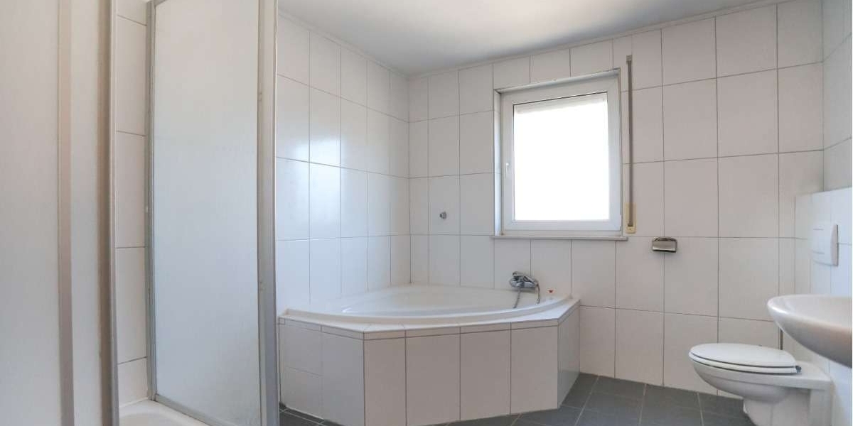 Badezimmer mit Dusche und E...