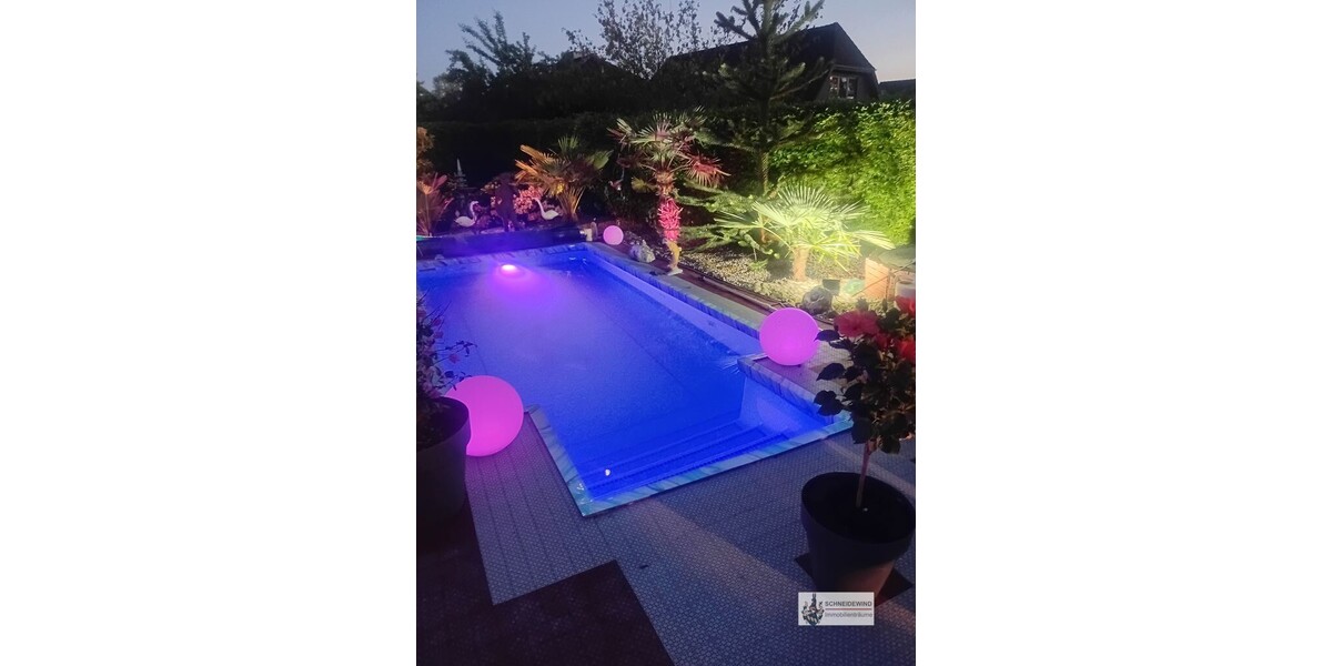 Pool bei Nacht