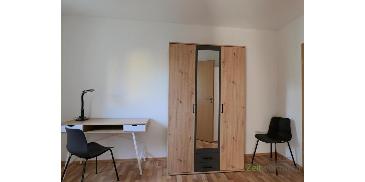 Schreibtisch und Kleiderschrank
