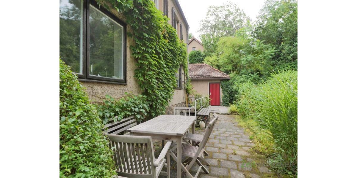 Sitzecke am Haus im Garten
