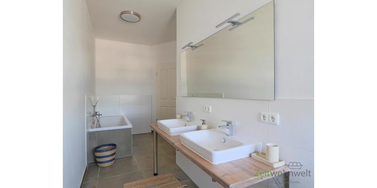 Badewanne und Doppelwaschtsich