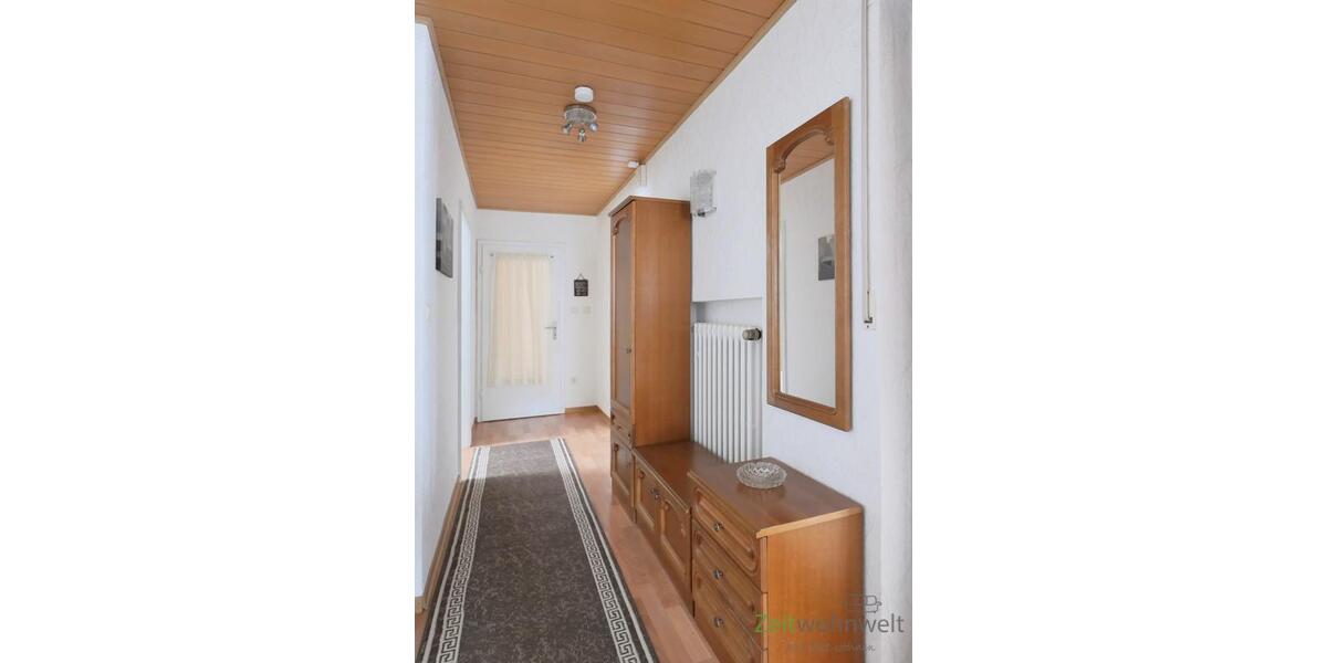 Wohnungsflur mit Garderobe