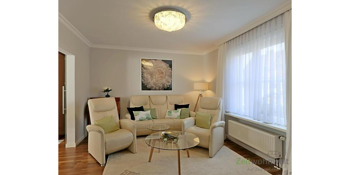 Couch und Sessel im Wohnzimmer