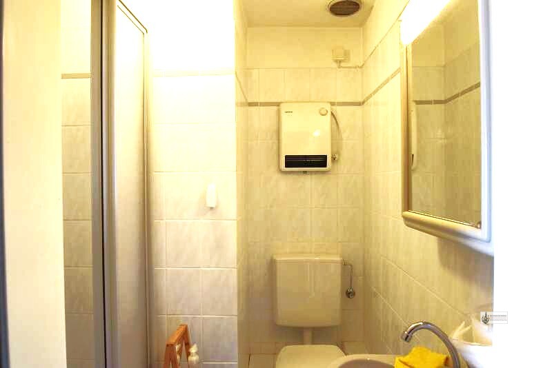 Bad mit Dusche und Lüfter im DG