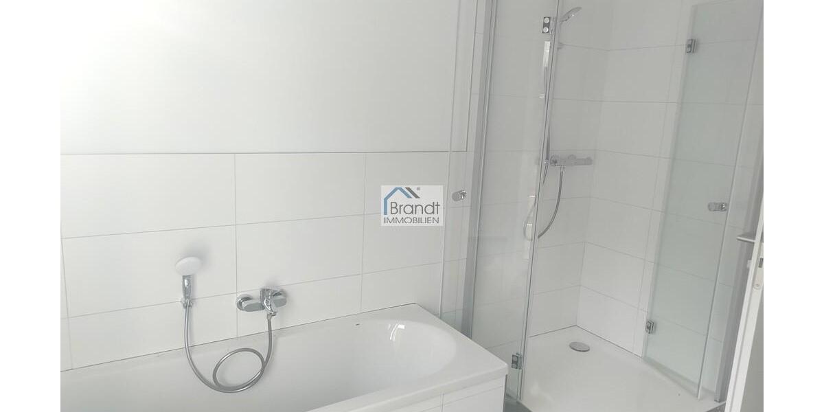 Bad mit Wanne und Dusche