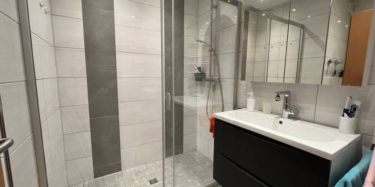 Badezimmer mit bodentiefer Dusche