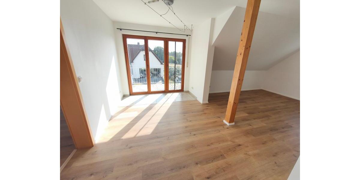 Wohnzimmer mit Zugang zum Balkon Bild 1