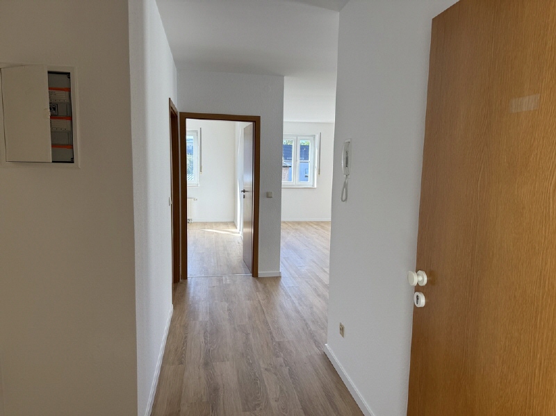 Flur mit Blick ins Wohnzimmer