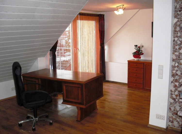 Büro und Balkon - offen zum Wohnraum