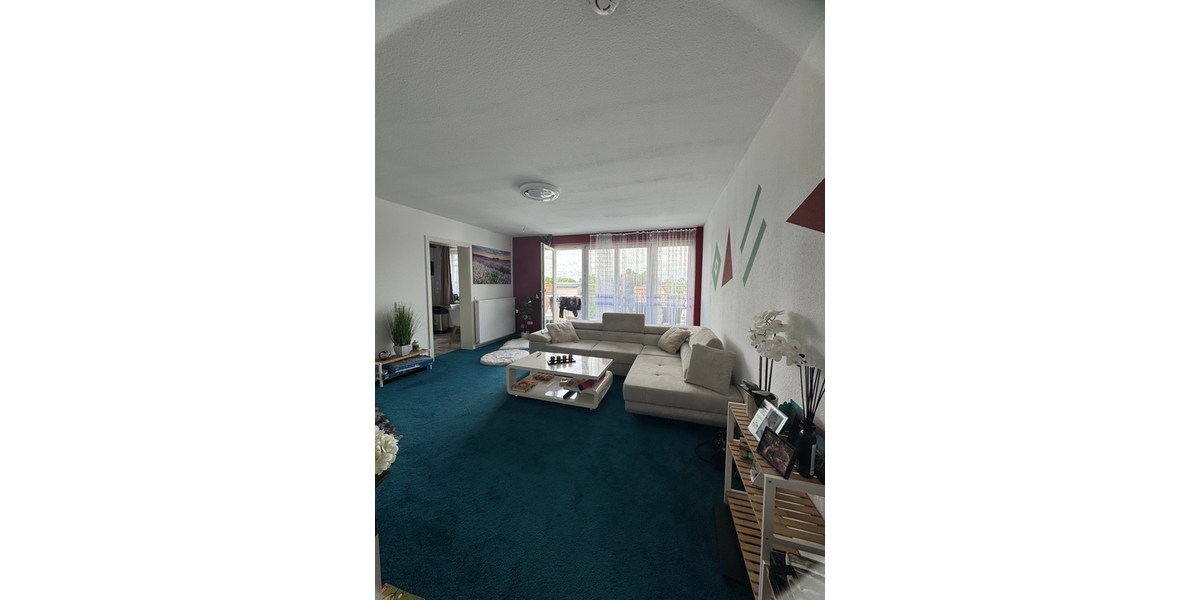 Geräumiges Wohnzimmer