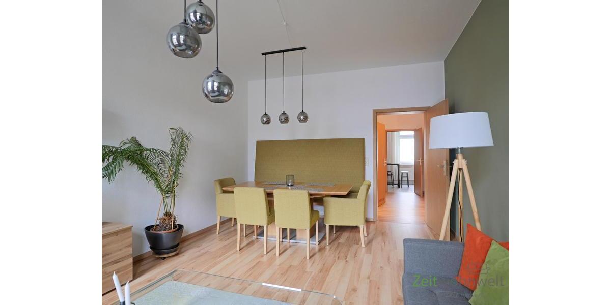 Wohnzimmer-Esstisch neben der Tür