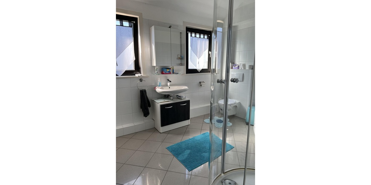 Bad mit Badewanne und Dusche