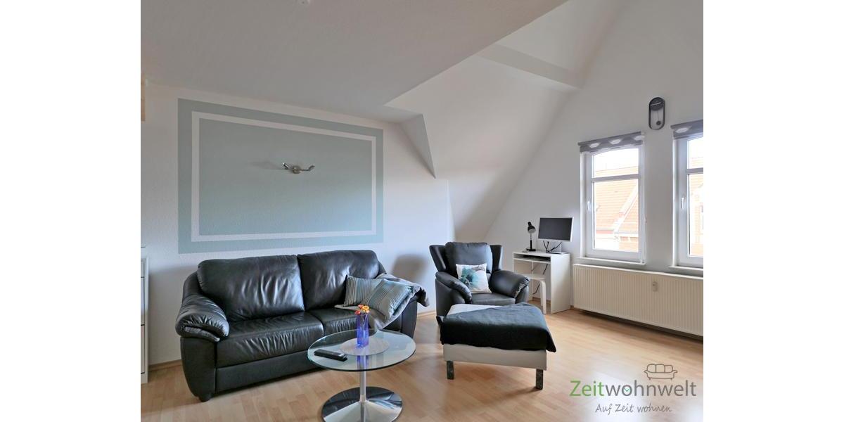 Sofa, Sessel und Arbeitsplatz